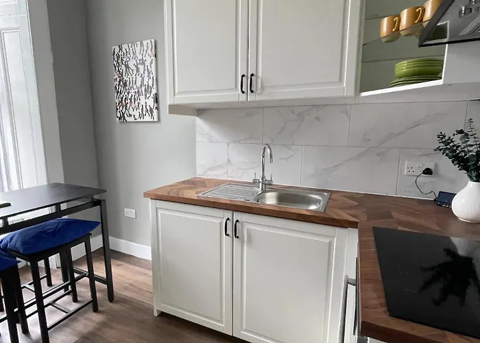 West End Cosy Pop Of Colour - Pass The Keys Apartment