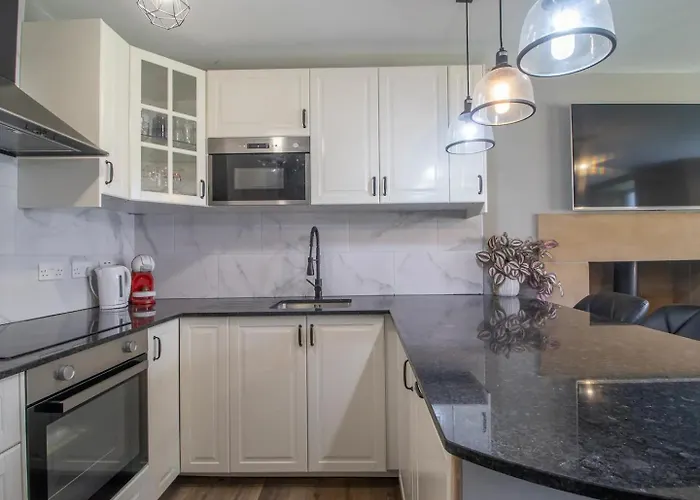 Private Garden West End With Parking - Pass The Keys