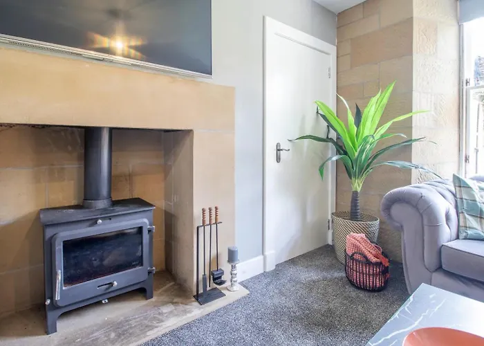 Private Garden West End With Parking - Pass The Keys Appartement