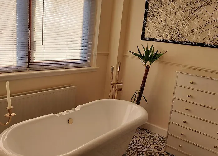 בית אירוח Luxurious With A Private Bathtub And Shared Toilet And Kitchen 10mins From Centre *