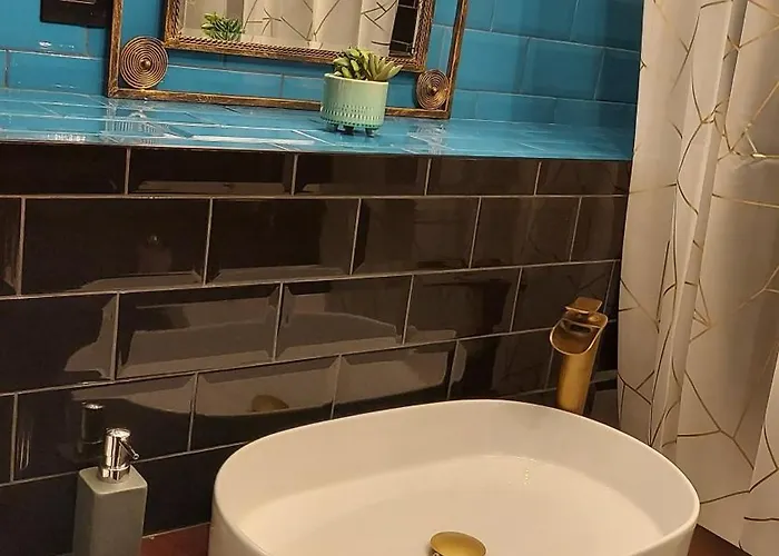 Luxurious With A Private Bathtub And Shared Toilet And Kitchen 10mins From Centre בית אירוח *