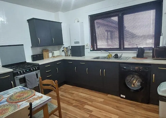 Luxurious With A Private Bathtub And Shared Toilet And Kitchen 10mins From Centre גלאזגו