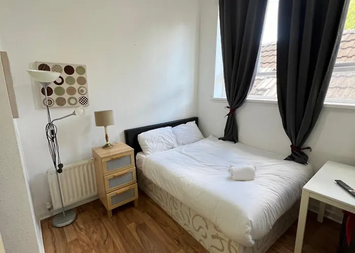 Great Western Road With En Appartement