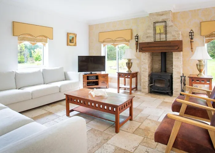 Stunning 4-bedroom With Hot Tub & Sauna Near Loch Lomond Villa *
