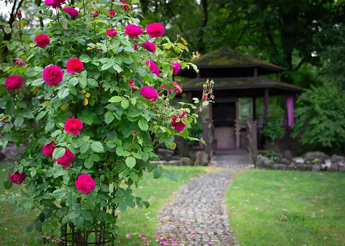 Stunning 4-bedroom With Hot Tub & Sauna Near Loch Lomond *