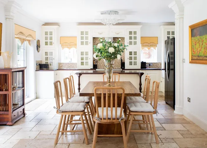 Stunning 4-bedroom With Hot Tub & Sauna Near Loch Lomond غلاسغو