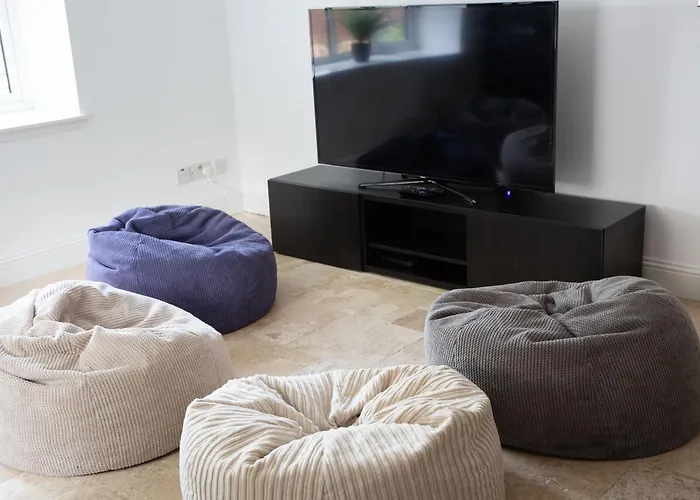 Stunning 4-bedroom With Hot Tub & Sauna Near Loch Lomond