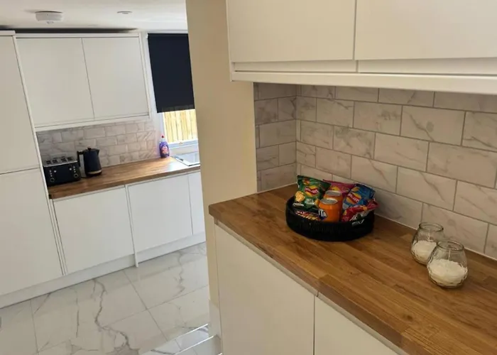 Paradise - Spacious 3- Bed House 度假居 *