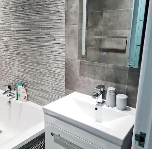 Lovely House With Back Garden - Private Driveway Σπίτι διακοπών *