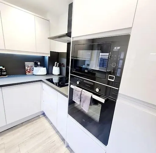 Lovely House With Back Garden - Private Driveway Γλασκώβη