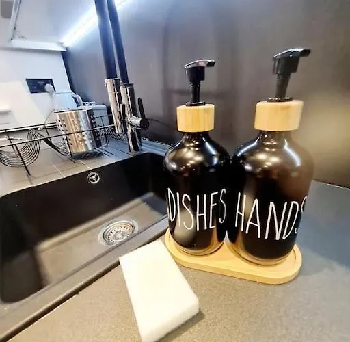 Lovely House With Back Garden - Private Driveway