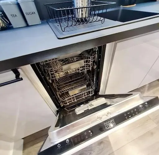 Lovely House With Back Garden - Private Driveway Γλασκώβη