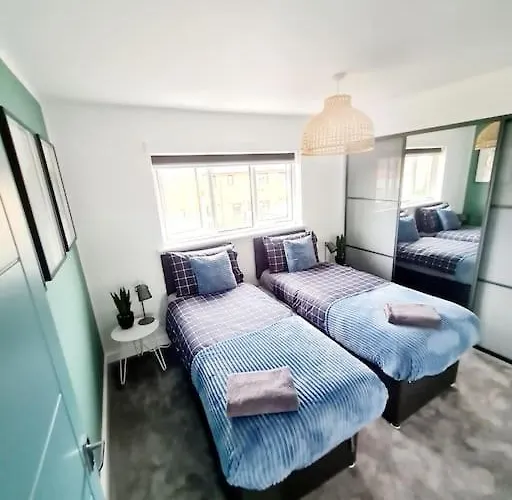 Lovely House With Back Garden - Private Driveway