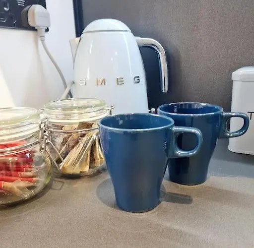 בית נופש Lovely House With Back Garden - Private Driveway *