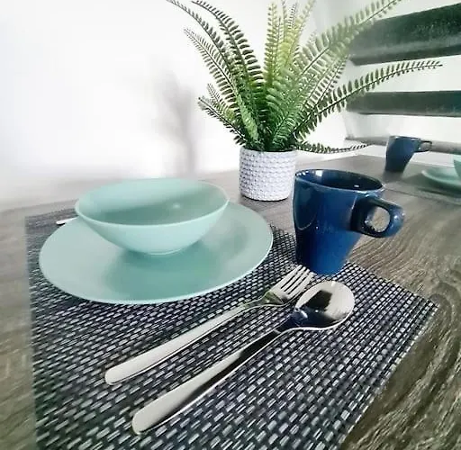 Lovely House With Back Garden - Private Driveway בית נופש