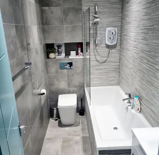 בית נופש Lovely House With Back Garden - Private Driveway