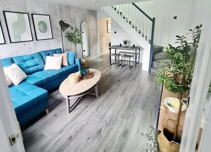 Lovely House With Back Garden - Private Driveway בית נופש *