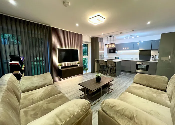 Private Bedroom - Modern Flat - West End *