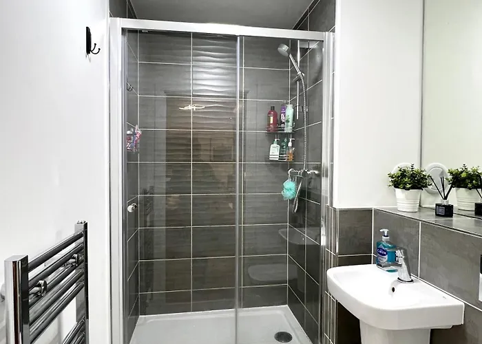 Private Bedroom - Modern Flat - West End