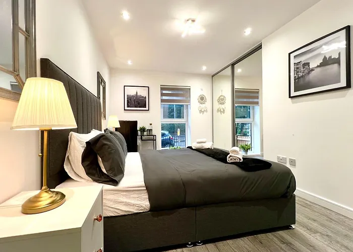 Private Bedroom - Modern Flat - West End