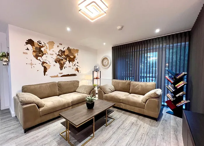 Private Bedroom - Modern Flat - West End ホームステイ *