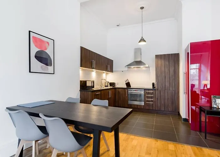 Incredible Contemporary Flat In Heart Of West End *