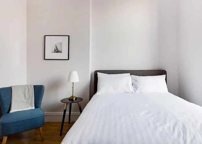 Incredible Contemporary Flat In Heart Of West End *