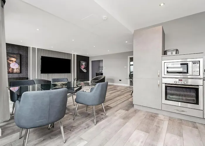 Luxurious Penthouse With Bar At Hydro & Secc