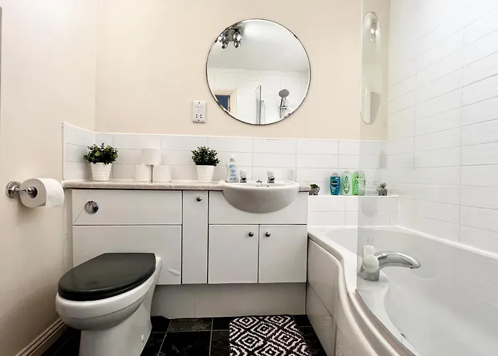 Stylish Modern Flat With Juliet Balcony & Parking Apartment