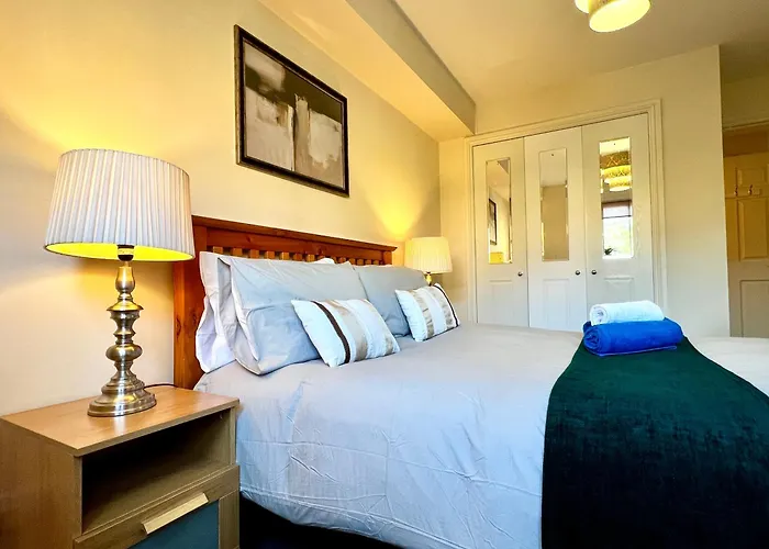 Stylish Modern Flat With Juliet Balcony & Parking *