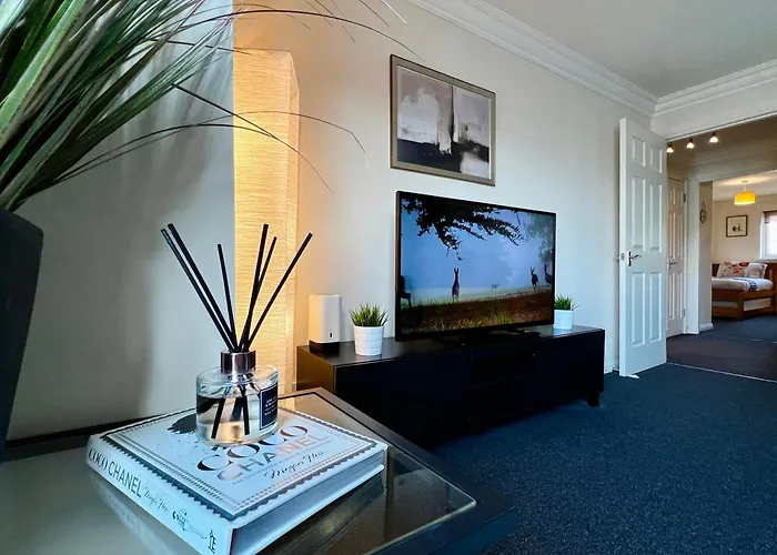 Apartment Stylish Modern Flat With Juliet Balcony & Parking *