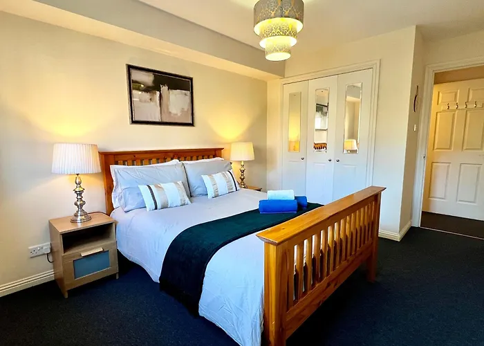 Stylish Modern Flat With Juliet Balcony & Parking Glasgow