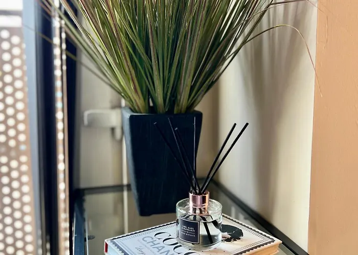 Stylish Modern Flat With Juliet Balcony & Parking Apartment Glasgow