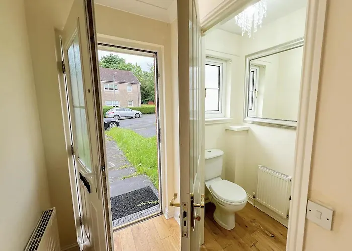 - Entire House - Free Parking , Free Super Fast Wifi , Private Garden & Parking Security