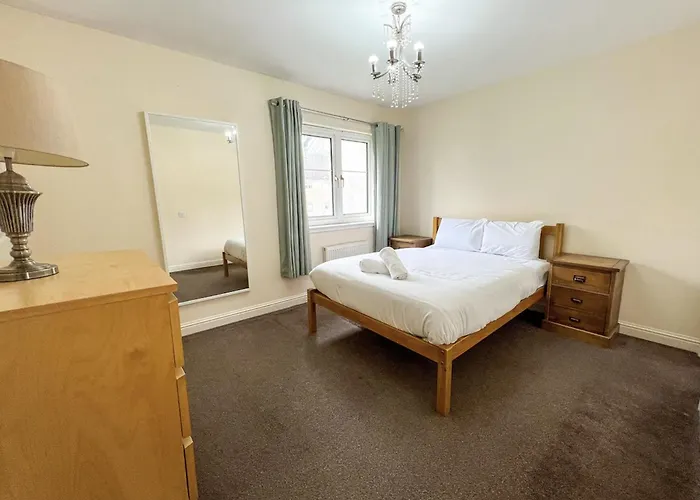 Villa - Entire House - Free Parking , Free Super Fast Wifi , Private Garden & Parking Security Glasgow