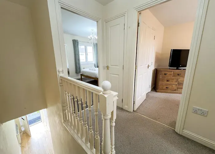 - Entire House - Free Parking , Free Super Fast Wifi , Private Garden & Parking Security Villa Glasgow