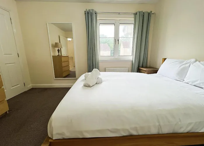 - Entire House - Free Parking , Free Super Fast Wifi , Private Garden & Parking Security Villa *