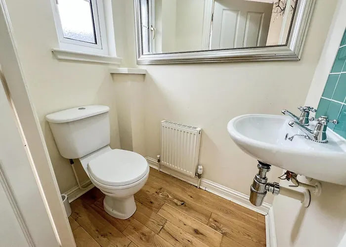 - Entire House - Free Parking , Free Super Fast Wifi , Private Garden & Parking Security גלאזגו