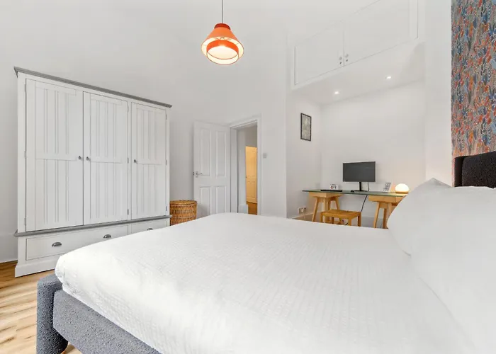 Apartment Woodford Street