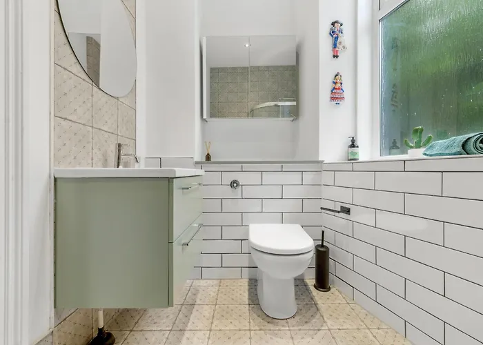 Woodford Street Apartment *