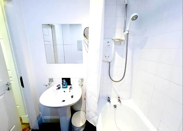 Chic Retreat In Ibrox