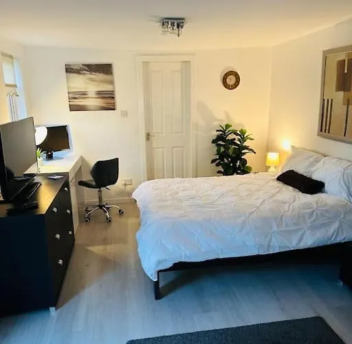 Entire Private 1 Bedroom - Guest In * Glasgow