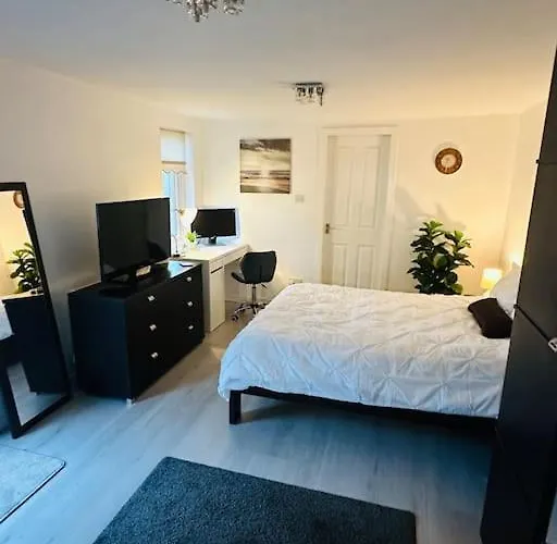 Entire Private 1 Bedroom - Guest In アパート グラスゴー