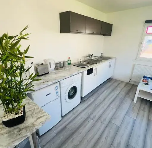 Entire Private 1 Bedroom - Guest In Apartment Glasgow