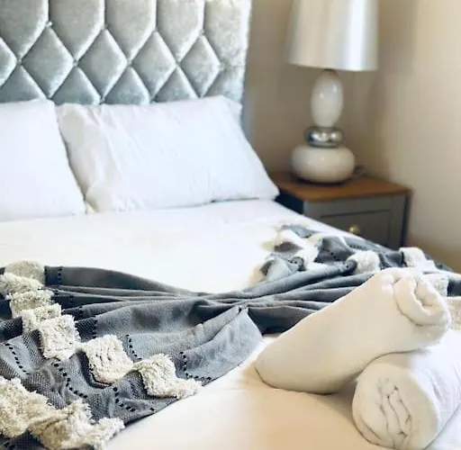 Апартаменты 2 Bed Entire Upper Flat In *