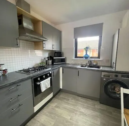 2 Bed Entire Upper Flat In 格拉斯哥