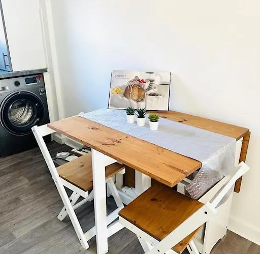 公寓 2 Bed Entire Upper Flat In *