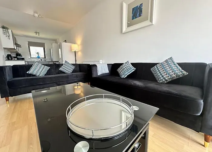 2 Bed Entire Upper Flat In Glasgow