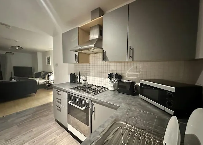 2 Bed Entire Upper Flat In * Глазго