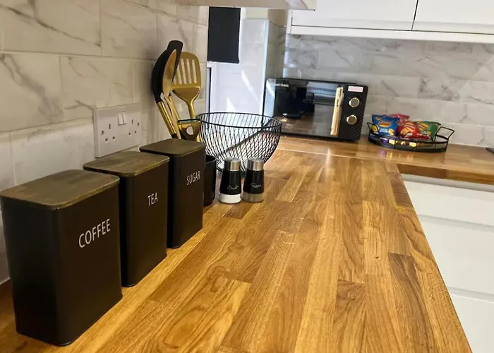 3 Bed - Sleeps 7 - Free Parking - Location בית נופש *